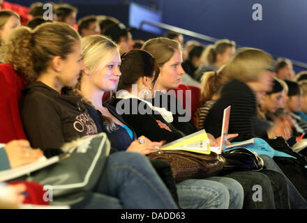 Studierende aus dem Studiengang Duisburg/Essen besuchen einen Vortrag im großen Saal des Multiplex-Kinos in Essen, Deutschland, 17. Oktober 2011. Die Universität ist für den Beginn des Semesters verpackt, dass Deutschlands größte multiplex-Kino für 20 Vorträgen pro Woche verwendet wird. Foto: ROLAND WEIHRAUCH Stockfoto