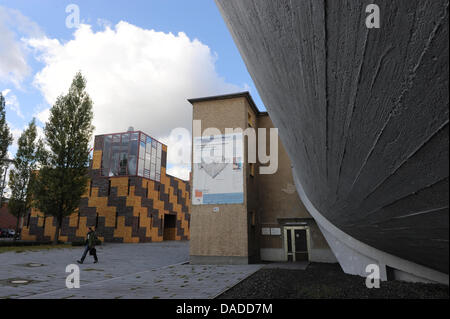 Der große Windkanal (R) ist bei der Aerodynamik-Park auf dem Campus der Humboldt-Universität zu Berlin-Adlershof in Berlin, Deutschland, 13. Oktober 2011 sehen. Das technische Denkmal wurde Mitte der 1930er Jahre von der deutschen Forschung Institut für die Luftfahrt zu Forschungszwecken entwickelt und ist eine Erinnerung an die interessante Geschichte dieses Ortes. Foto: Jens Kalaene Stockfoto