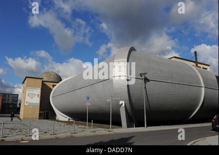 Der große Windkanal ist bei der Aerodynamik-Park auf dem Campus der Humboldt-Universität zu Berlin-Adlershof in Berlin, Deutschland, 13. Oktober 2011 sehen. Das technische Denkmal wurde Mitte der 1930er Jahre von der deutschen Forschung Institut für die Luftfahrt zu Forschungszwecken entwickelt und ist eine Erinnerung an die interessante Geschichte dieses Ortes. Foto: Jens Kalaene Stockfoto