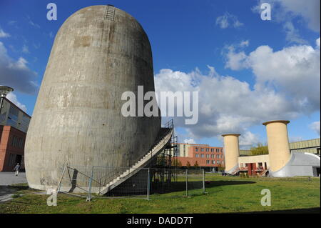 Spin-Turm wird an der Aerodynamik-Park auf dem Campus der Humboldt-Universität zu Berlin-Adlershof in Berlin, Deutschland, 13. Oktober 2011 gesehen. Das technische Denkmal wurde Mitte der 1930er Jahre von der deutschen Forschung Institut für die Luftfahrt zu Forschungszwecken entwickelt und ist eine Erinnerung an die interessante Geschichte dieses Ortes. Foto: Jens Kalaene Stockfoto