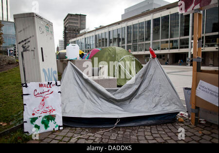 Ein Zelt befindet sich vor der Europäischen Zentralbank in Frankfurt Main, Deutschland, 19. Oktober 2011. Bis zu 70 Personen verbrachte den vierten Tag in Folge in einem Lager vor der Bank nach Angaben der Polizei. Protestaktion ist inspiriert von der New York Protestbewegung "Occupy Wall Street" und durfte bis 29. Oktober 2011 von Behörden in Frankfurt am Main stattfinden. Foto: Frank Stockfoto