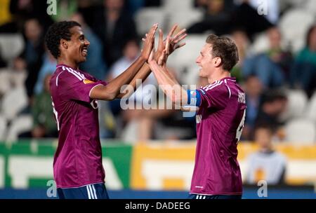 Schalke Joel Matip (L) und Benedikt Höwedes feiern Höwedes 3-0 während der Fußball-UEFA Europa League Gruppe J entsprechen AEK Larnaca Vs FC Schalke 04 im GSP-Stadion in Nikosia, Zypern, 20. Oktober 2011. Foto: Bernd Thissen Dpa +++(c) Dpa - Bildfunk +++ Stockfoto