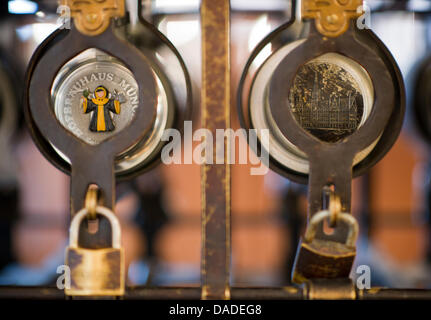 Traditionelle Bierkrüge werden in einem Sarg aus Eisen, ein Depot für Bierkrüge an der Hofbrauhaus-Brauerei in München, Deutschland, 11. September 2011 gespeichert. Stammgäste können für eine verschließbare Becher Despository, registrieren, damit Gäste stilecht ihr Bier trinken können. Die Schließfächer sind streng begrenzt, nicht zum Verkauf und können nur auf einen nächsten Angehörigen verbunden. Foto: Peter Kneffel Stockfoto