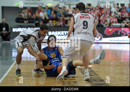 Bamberger Brian Roberts (L) und Karsten Tadda und Zagrebs Dario Saric wetteifern um die Kugel während der Basketball-Euroleague B Gruppenspiel Brose Baskets Bamberg gegen KK Zagreb Stechert-Arena in Bamberg, Deutschland, 20. Oktober 2011. Bamber gewonnen 96:65. Foto: David Ebener Stockfoto