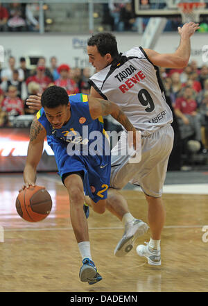 Bamberger Karsten Tadda (R) und Zagrebs Diante Garrett wetteifern um den Ball während des Spiels Basketball Euroleague Gruppe B Brose Baskets Bamberg gegen KK Zagreb Stechert-Arena in Bamberg, Deutschland, 20. Oktober 2011. Bamber gewonnen 96:65. Foto: David Ebener Stockfoto