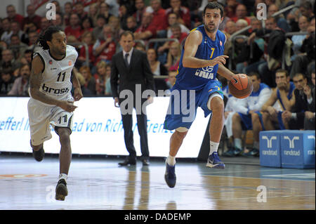 Bamberger Julius Jenkins (L) und Zagrebs Krunoslav Simon wetteifern um den Ball während des Spiels Basketball Euroleague Gruppe B Brose Baskets Bamberg gegen KK Zagreb Stechert-Arena in Bamberg, Deutschland, 20. Oktober 2011. Bamber gewonnen 96:65. Foto: David Ebener Stockfoto