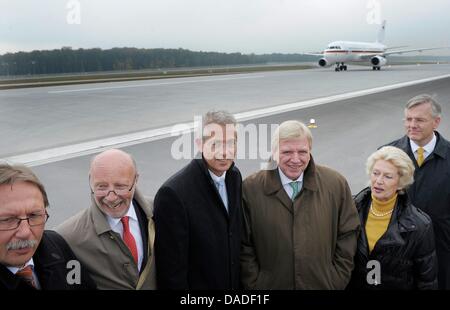 Airbus A319 'Konrad Adenauer"mit Bundeskanzlerin Angela Merkel landet auf der neuen Nordwest-Landebahn am Flughafen Frankfurt Main, während Karl-Heinz†Wimar (L-R), Hessens ehemalige Minister Dieter Posch, Hessens Wirtschaftsminister, Stefan Schulte, CEO von Fraport, Volker Bouffier, Premier des Landes Hessen, Petra Roth, Bürgermeister von Frankfurt und Christoph Franz, CEO†of Lufthansa warten, um zu finanzieren Stockfoto