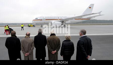 Airbus A319 'Konrad Adenauer"mit Bundeskanzlerin Angela Merkel landet auf der neuen Nordwest-Landebahn am Flughafen Frankfurt Main, während Karl-Heinz†Wimar (L-R), Hessens ehemalige Minister Dieter Posch, Hessens Wirtschaftsminister, Stefan Schulte, CEO von Fraport, Volker Bouffier, Premier des Landes Hessen, Petra Roth, Bürgermeister von Frankfurt und Christoph Franz, CEO†of Lufthansa warten, um zu finanzieren Stockfoto