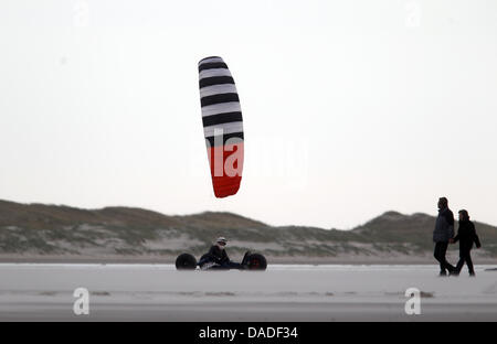 Urlauber werden von starken Winden in Buggys über den Strand in St. Peter-Ording, Deutschland, 21. Oktober 2011 gezogen. Foto: KAY NIETFELD Stockfoto