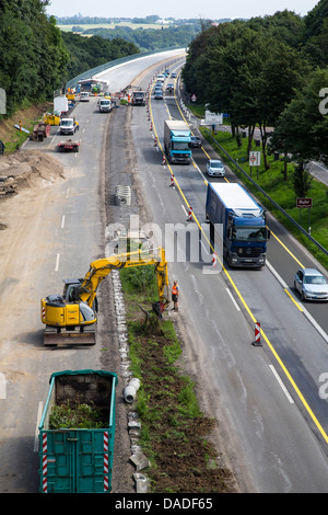 Autobahn-Bauarbeiten. Deutschen Autobahnen A52, Autobahn. Brückenbau, Renovierung einer alten Autobahnbrücke. Stockfoto