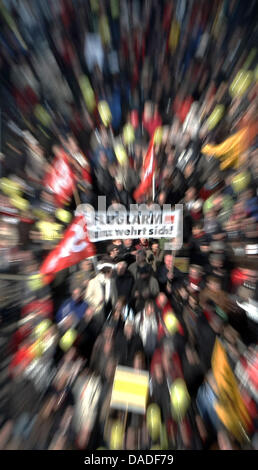 Demonstranten marschieren durch die Straßen während einer Protestaktion gegen Fluglärm in Mainz, Deutschland, 22. Oktober 2011. Einen Tag nach der Eröffnung der neuen Landebahn am Frankfurter Flughafen, nehmen Tausende von Menschen Teil an einer Protestkundgebung gegen Fluglärm. Foto: FREDRIK VON ERICHSEN Stockfoto