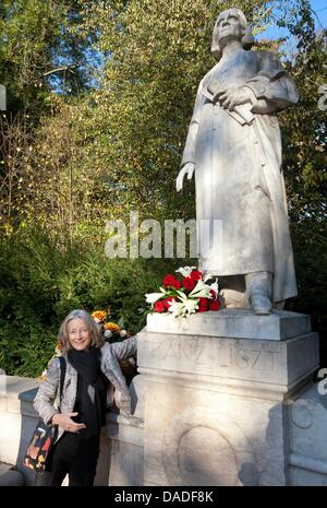 Kunst-Festival-Direktor Nike Wagner, groß-groß-Enkelin von Franz Liszt, ehrt den Komponisten mit einem Blumenstrauß auf seinem Denkmal im Ilm-Park in Weimar, Deutschland, 22. Oktober 2011. Es war eine Zeremonie anlässlich den 200. Geburtstag von Franz Liszt am Nationaltheater in Weimar und Liszt-Jahr wird im Bundesland Thüringen im Jahr 2011 gefeiert. Liszt, schrieb ihm mo Stockfoto