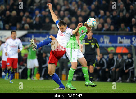 Hamburger Heiko Westermann (L) und Wolfsburg Patrick Ochs kämpfen um den Ball in der deutschen Bundesliga-Fußballspiel zwischen dem Hamburger SV und Vfl Wolfsburg in der Imtech-Arena in Hamburg, Deutschland, 22. Oktober 2011. Das Spiel endete 1: 1 Unentschieden. Foto: Marcus Brandt Stockfoto