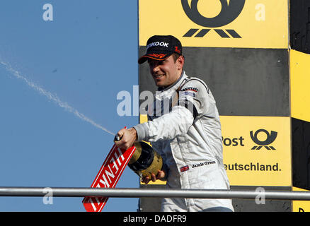 Deutscher Rennfahrer Martin Tomczyk von Audi Sport Team Phoenix feiert seinen Gesamtsieg der Deutschen Tourenwagen Masters auf dem Hockenheimring Rennstrecke in Hockenheim, Deutschland, 23. Oktober 2011. Foto: Jürgen Hahn Stockfoto