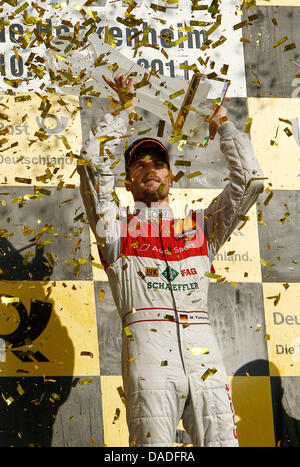 Deutscher Rennfahrer Martin Tomczyk von Audi Sport Team Phoenix feiert seinen Gesamtsieg der Deutschen Tourenwagen Masters auf dem Hockenheimring Rennstrecke in Hockenheim, Deutschland, 23. Oktober 2011. Foto: Jürgen Hahn Stockfoto