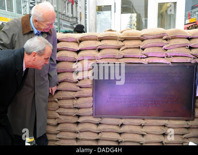 Charles C. Clay (vorne), Enkel des US-Kommandant Lucius D. Clay und Sergei Khrushchev, Sohn des ehemaligen sowjetischen Ministerpräsidenten Nikita Khrushchev, anzeigen eine Gedenktafel vor der Alliierten Checkpoint am Checkpoint Charlie in Berlin, Deutschland, 24. Oktober 2011. Die Pest erinnert an den 50. Jahrestag der Tank Stand ab. Foto: JENS KALAENE Stockfoto