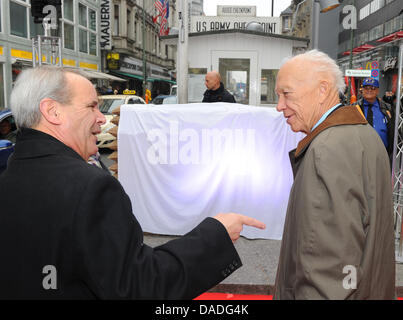 Charles C. Clay (L), Enkel von uns Kommandant Lucius D. Clay und Sergei Khrushchev, Sohn des ehemaligen sowjetischen Ministerpräsidenten Nikita Khrushchev, Reden anlässlich der Enthüllung der Gedenktafel vor der Alliierten Checkpoint am Checkpoint Charlie in Berlin, Deutschland, 24. Oktober 2011. Die Pest erinnert an den 50. Jahrestag der Tank Stand ab. Foto: JENS KALAENE Stockfoto