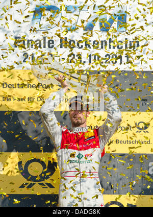 Die deutsche Rennfahrer Martin Tomczyk des Audi Sport Team Phoenix feiert seinen Gesamtsieg der Deutschen Tourenwagen Masters auf dem Hockenheimring Rennstrecke in Hockenheim, Deutschland, 23. Oktober 2011. Foto: Uwe Anspach Stockfoto