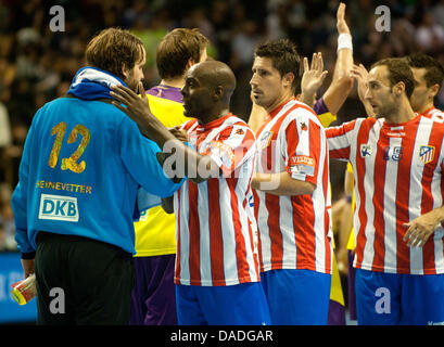 Die beiden Mannschaften verabschieden sich gegenseitig nach die Handball-Champions League-Gruppe B Fuechse Berlin vs. BM Atletico Madrid in Max Schmeling Arena in Berlin, Deutschland, 23. Oktober 2011 match. Foto: Jörg Carstensen Stockfoto