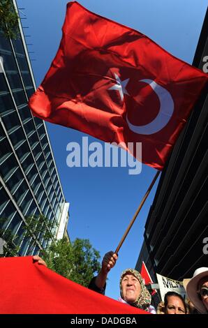 Ein türkischer Demonstrant winkt eine türkische Flagge bei einer Demonstration gegen die kurdische Untergrundorganisation PKK in Stuttgart, Deutschland, 23. Oktober 2011. Eine insgesamt 3.000 demonstrierten Türken in Baden-Württemberg gegen eines der schwersten Angriffe der PKK in Jahren. Foto: Marijan Murat Stockfoto