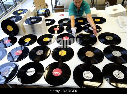 (Dpa-Datei) - Packungen ein Datei-Bild vom 16. Juni 2004 optimale Medien Produktionsmitarbeiterin Marina Kahlert zeigt Schallplatten in Region, Deutschland. Schallplatten werden Kultobjekte. Im vergangenen Jahr Umsatz stieg um 20 Prozent. Foto: Jens Büttner Stockfoto