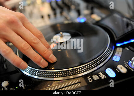 (Dpa Datei) - ein Datei-Bild datiert 7. September 2009 zeigt eine Hand kratzt eine Vinyl-Platte an der Popkomm Messe in Berlin, Deutschland. Vinyl-Schallplatten werden Kultobjekte. Im vergangenen Jahr Umsatz stieg um 20 Prozent. Foto: Britta Pedersen Stockfoto