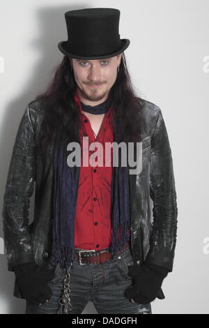 Keyboarder, Sänger und Songwriter Tuomas Holopainen von der finnischen symphonic Metal band "Nightwish" lächelt in Berlin, Deutschland, 21. Oktober 2011. Foto: Lutz Müller-Bohlen Stockfoto