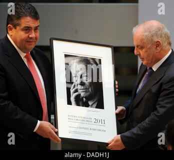 Vorsitzende der Sozialdemokraten Sigmar Gabriel (L) vergibt den ersten Willy-Brandt-Preis an der argentinisch-israelischen Dirigenten Daniel Barenboim in Berlin, Deutschland, 25. Oktober 2011. Der Preis ist mit 25 000 Euro dotiert. Foto: TIM BRAKEMEIER Stockfoto