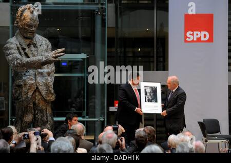 Vorsitzende der Sozialdemokraten Sigmar Gabriel (L) vergibt den ersten Willy-Brandt-Preis an der argentinisch-israelischen Dirigenten Daniel Barenboim in Berlin, Deutschland, 25. Oktober 2011. Der Preis ist mit 25 000 Euro dotiert. Foto: TIM BRAKEMEIER Stockfoto