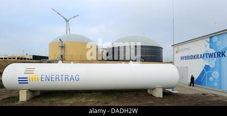 Eine Windkraftanlage ist hinter dem Wasserstoff-Hybrid-Kraftwerk in Wittenhofe am Stadtrand von Prenzlau, Deutschland, 25. Oktober 2011 gesehen. Die Wasserstoff-Hybrid-Kraftwerk ging am 25. Oktober 2011 in Betrieb und produziert Strom aus Windkraftanlagen und Biogas. Foto: BERND SETTNIK Stockfoto