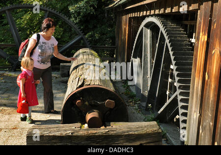 Besucher zu Fuß durch das historische Salina in Bad Koesen, Deutschland, 4. Oktober 2011. Die Anlage misst 320 Meter Länge und 20 m Höhe und Farmen Bestandteil der Hisotric Salina die stammt aus dem 18. Jahrhundert war. Das Wasserrad einer nahe gelegenen Mühle erhöhte mechanisch das Wasser zum einen 175 Meter tiefen Schacht, die auf einem Hügel gelegen war. Die extrahierte Sole war dann l Stockfoto