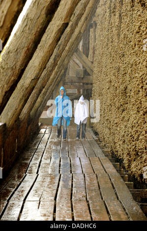 Besucher zu Fuß durch das historische Salina in Bad Koesen, Deutschland, 4. Oktober 2011. Die Anlage misst 320 Meter Länge und 20 m Höhe und Farmen Bestandteil der Hisotric Salina die stammt aus dem 18. Jahrhundert war. Das Wasserrad einer nahe gelegenen Mühle erhöhte mechanisch das Wasser zum einen 175 Meter tiefen Schacht, die auf einem Hügel gelegen war. Die extrahierte Sole war dann l Stockfoto