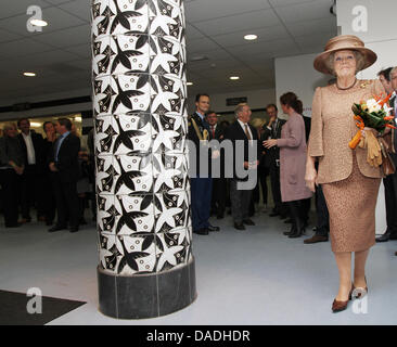 Königin Beatrix der Niederlande eröffnet das neue Schulzentrum Waldheim-Mavo und Baarnsch Lyceum in Baarn, Niederlande, 25. Oktober 2011. Königin Beatrix ist eine alte Schüler des Lyzeums Baarnsch, sie ging vom April 1950 bis 1956 zur Schule und absolvierte das Gymnasium-A. Foto: Patrick van Katwijk Stockfoto