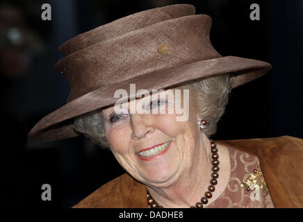 Königin Beatrix der Niederlande eröffnet das neue Schulzentrum Waldheim-Mavo und Baarnsch Lyceum in Baarn, Niederlande, 25. Oktober 2011. Königin Beatrix ist eine alte Schüler des Lyzeums Baarnsch, sie ging vom April 1950 bis 1956 zur Schule und absolvierte das Gymnasium-A. Foto: Patrick van Katwijk Stockfoto