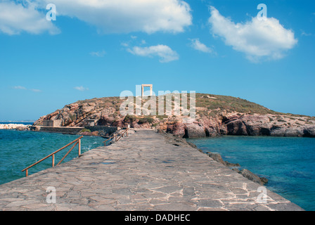 Antikes Tor des Apollon-Tempels auf der Insel Naxos in Griechenland Stockfoto