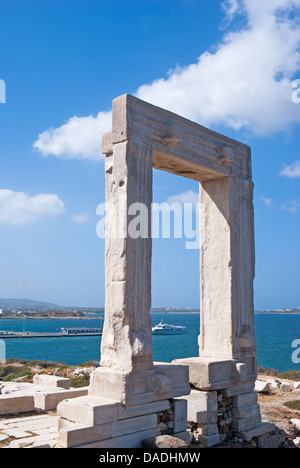 Antikes Tor des Apollon-Tempels auf der Insel Naxos in Griechenland Stockfoto