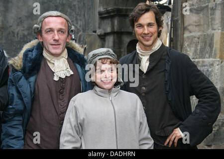 Schauspieler Karl Markovics, Katharina Thalbach und Florian David Fitz stand am Set von den historischen Film "Die Vermessung der Welt" ("die Vermessung der Welt") in Görlitz, Deutschland, 26. Oktober 2011. Florian David Fitz spielt Mathematiker Carl Friedrich Gauß, Karl Markowics spielt Büttner und Katharina Thalbach Gauss Mutter. Die Story des Films ist eine doppelte Biographie über den mathemat Stockfoto