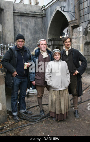 Regisseur Detlev Buck (L-R), stehen Schauspieler Karl Markovics, Katharina Thalbach und Florian David Fitz am Set von den historischen Film "Die Vermessung der Welt" ("die Vermessung der Welt") in Görlitz, Deutschland, 26. Oktober 2011. Florian David Fitz spielt Mathematiker Carl Friedrich Gauß, Karl Markowics spielt Büttner und Katharina Thalbach Gauss Mutter. Die Story des Films ist ein dou Stockfoto
