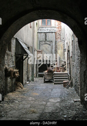 Eine Reihe von historischen Film "Die Vermessung der Welt" ("die Vermessung der Welt") ist in Görlitz, Deutschland, 26. Oktober 2011 gesehen. Florian David Fitz spielt Mathematiker Carl Friedrich Gauß, Karl Markowics spielt Büttner und Katharina Thalbach Gauss Mutter. Die Story des Films ist ein Doppel-Biographie des Mathematikers Auto Friedrich Gauß und Naturforscher Alexander von Humboldt. Durch Stockfoto