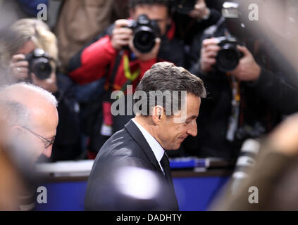 Der französische Präsident Nicolas Sarkozy geht vorbei an Journalisten bei seiner Ankunft in Brüssel, 26. Oktober 2011. Staats-und Regierungschefs der Europäischen Union kommen zu einem Sondergipfel in Brüssel zusammen. Foto: OLIVER BERG Stockfoto