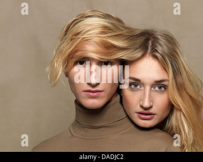 Junge Frau mit Männerkopf mit langen blonden Haaren Stockfoto