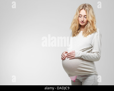 Frau mit Ballon nach oben Stockfoto