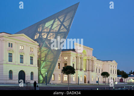 Das neu eröffnete Bundeswehr Militär Geschichte Museum in Dresden, Deutschland, 17. Oktober 2011. Nach sieben Jahre der Renovierungsarbeiten nach den Plänen von uns Sterne Daniel Libeskind mit einem Kostenaufwand von 62,5 Millionen Euro Architekten, bietet die neue Ausstellung nun ca. 10,500 Exponate aus 700 Jahren der Militärgeschichte auf einer Fläche von 13,000 Quadratmetern. Unter den Exponaten sind Panzer, Raketen Stockfoto