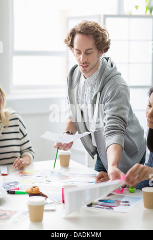 Junger Mann zeigt Pläne treffen in Kreativbüro Stockfoto