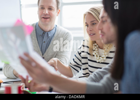 Kreativteam Pläne im Büro treffen zu besprechen Stockfoto