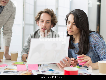 Kreativteam Pläne im Büro treffen zu besprechen Stockfoto