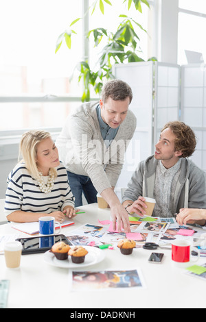 Kreativteam Pläne im Büro treffen zu besprechen Stockfoto