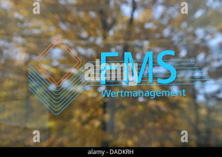 Das Logo der FMS Wertmanagement, die sogenannte bad Bank der verstaatlichten Hypo Real Estate (HRE), ist am Hauptsitz des Unternehmens in München, 29. Oktober 2011 sehen. Deutsche Staatsverschuldung hat aufgeschlitzt von fast 56 Milliarden Euro auf einen Schlag nach die Büchern in der verstaatlichten  bad Bank  Hypo Real Estate (HRE) geprüft wurden. FMS hat seine Bilanz für 2010, w bereits korrigiert. Stockfoto