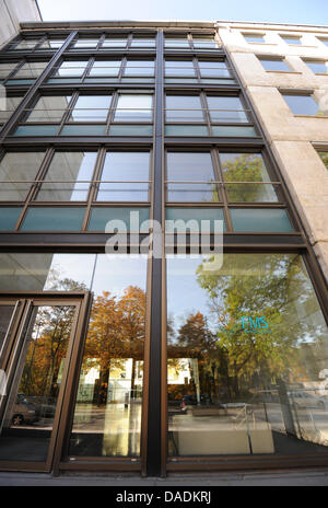 Der Eingang der FMS Wertmanagement, die sogenannte bad Bank der verstaatlichten Hypo Real Estate (HRE), wird in der Unternehmenszentrale in München, 29. Oktober 2011 gesehen. Deutsche Staatsverschuldung hat aufgeschlitzt von fast 56 Milliarden Euro auf einen Schlag nach die Büchern in der verstaatlichten  bad Bank  Hypo Real Estate (HRE) geprüft wurden. FMS hat bereits seine Balance für 201 korrigiert. Stockfoto