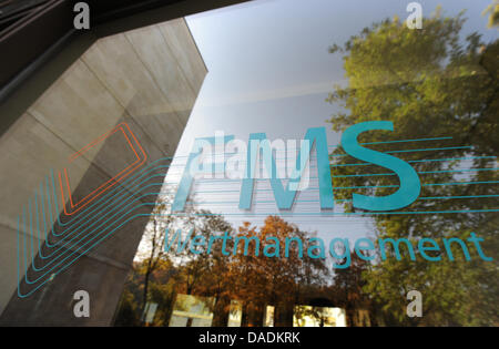 Das Logo der FMS Wertmanagement, die sogenannte bad Bank der verstaatlichten Hypo Real Estate (HRE), ist am Hauptsitz des Unternehmens in München, 29. Oktober 2011 sehen. Deutsche Staatsverschuldung hat aufgeschlitzt von fast 56 Milliarden Euro auf einen Schlag nach die Büchern in der verstaatlichten  bad Bank  Hypo Real Estate (HRE) geprüft wurden. FMS hat seine Bilanz für 2010, w bereits korrigiert. Stockfoto